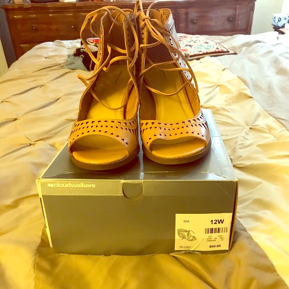 Cute sandals!! Brand new!